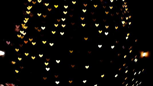 在行走的街道上夜光模糊而又模糊bokeh金色的心视频的预览图
