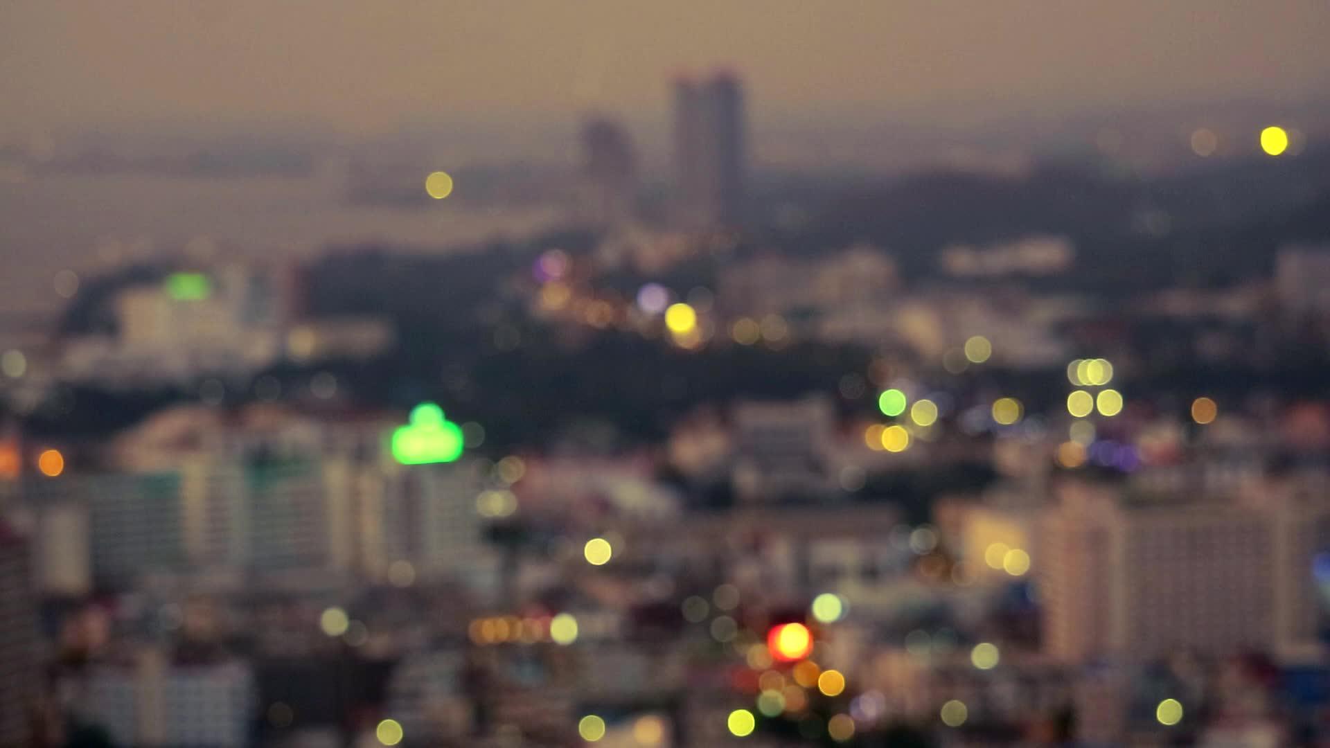 黄昏时的模糊城市视频的预览图