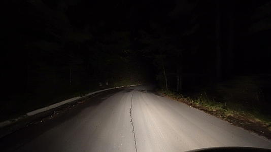在黑暗的农村山路上开车视频的预览图