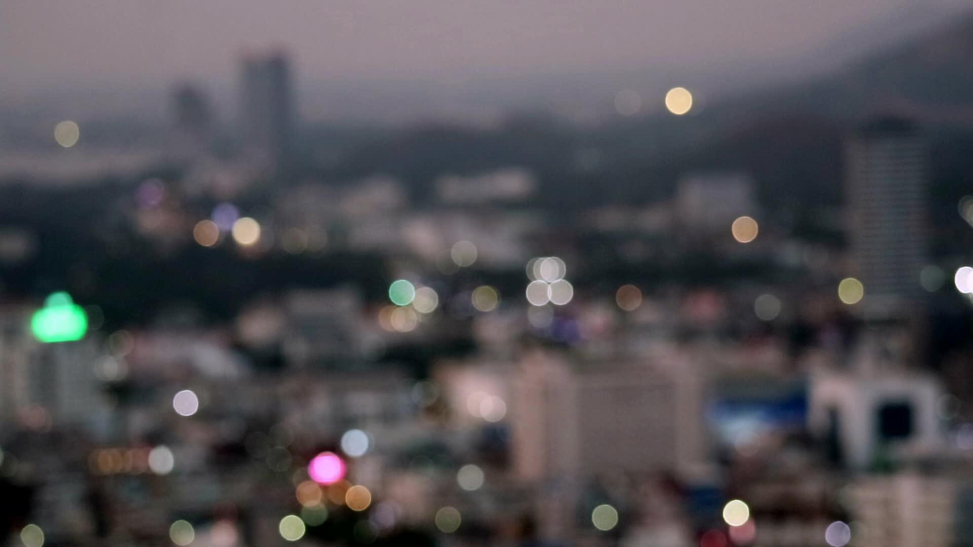 塔伊兰农村城市和交通灯的模糊光线视频的预览图