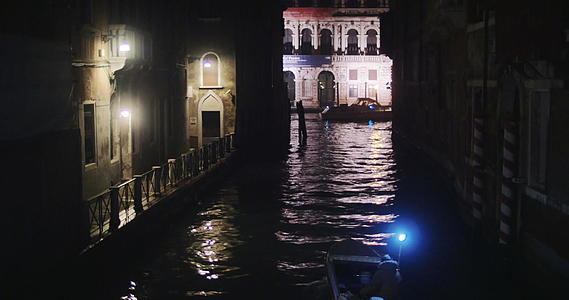 夜间在威尼斯沿运河航行视频的预览图