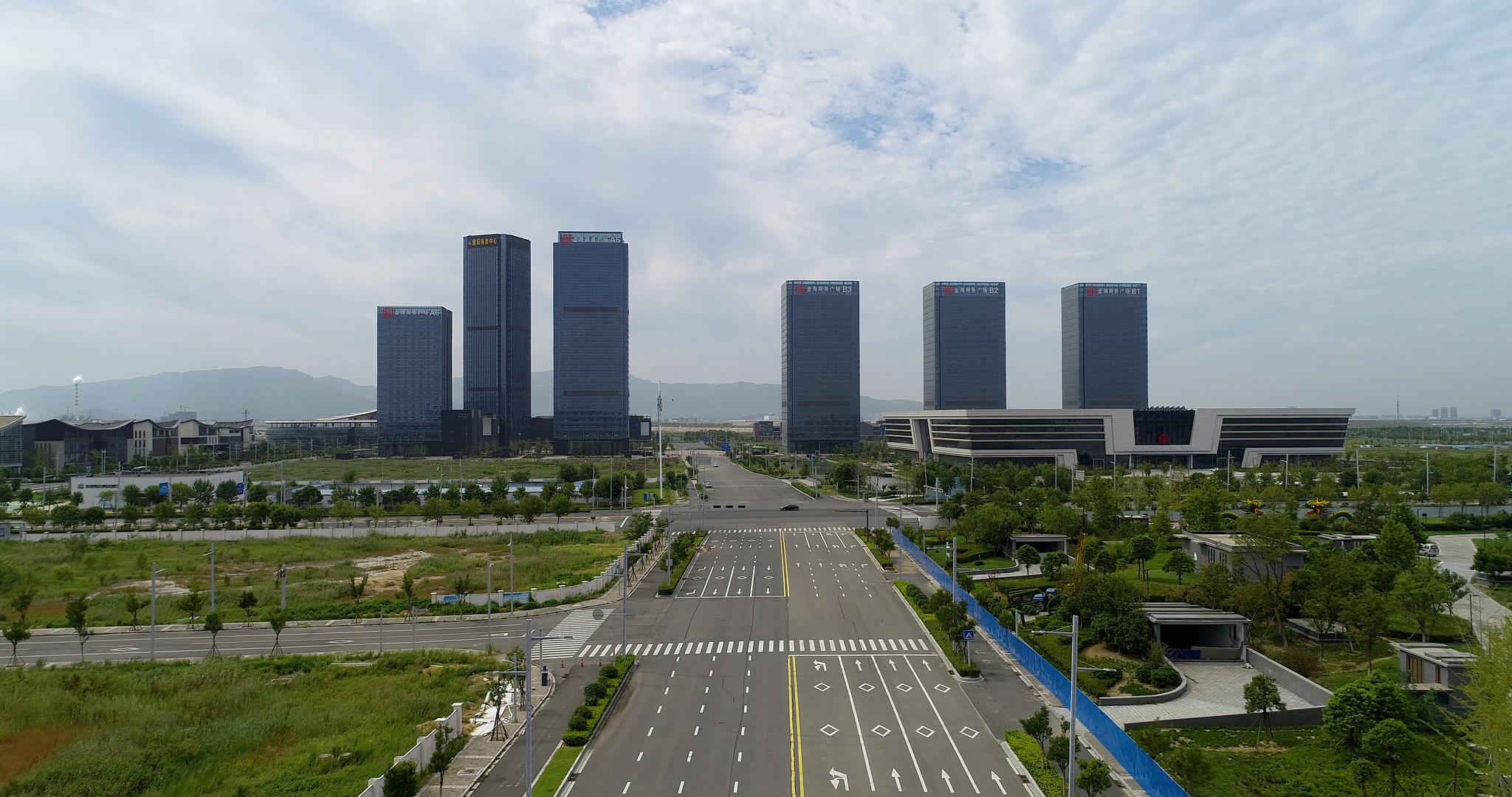 4K高清航拍连云港连云新城开发区宽广道路视频的预览图