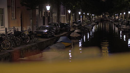 以运河为中心的城市在黑暗中视频的预览图