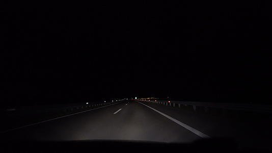 夜间交通从第一个角度在黑暗高速公路上驾驶汽车视频的预览图