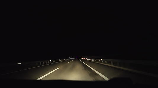 晚上在空高速公路上第一视角驾驶汽车旁边有白灯和红灯视频的预览图