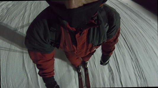 夜间滑雪来自头盔安装相机的第一个视角滑雪者晚上在雪山上滑雪视频的预览图