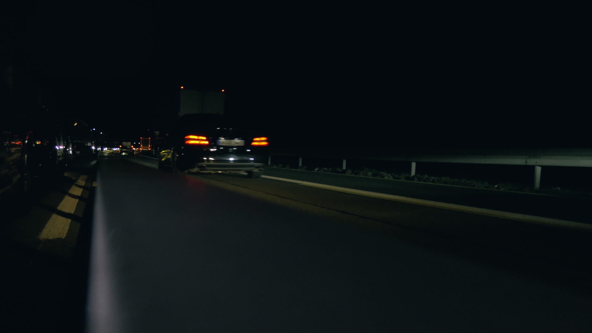 夜间高速公路交通后方视图视频的预览图