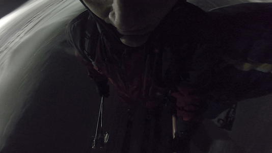 夜间滑雪从头盔悬挂的摄像机中抽取在封闭的雪地公园中视频的预览图