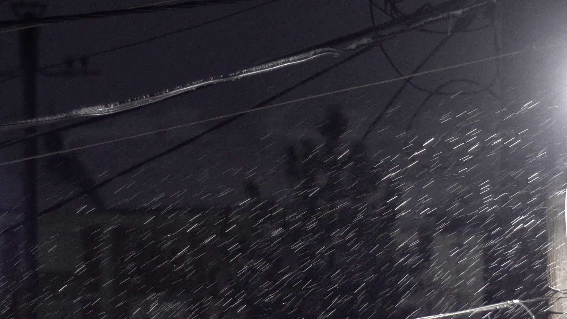 黑夜中的雪和雨滴视频的预览图