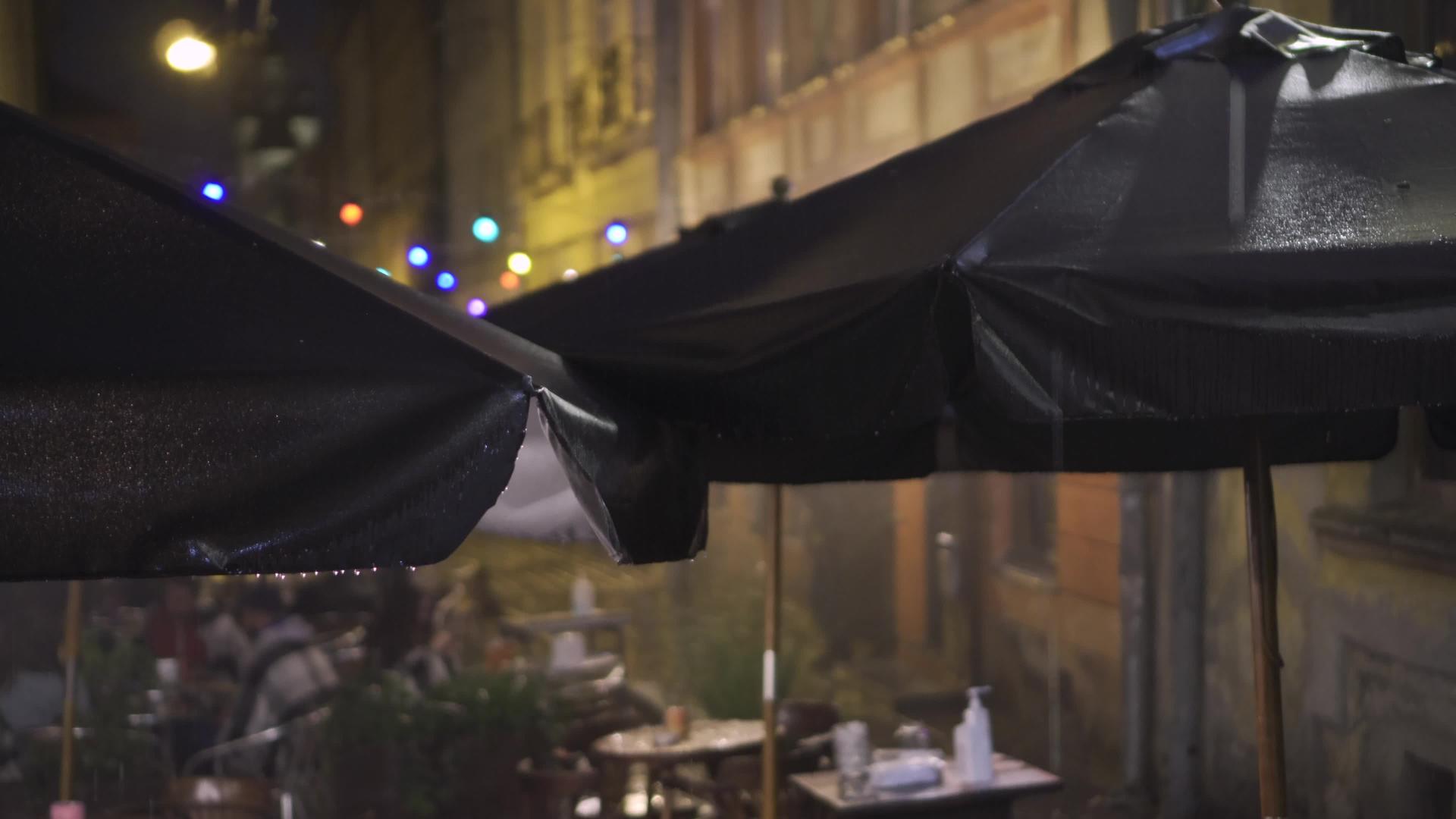 在狭窄的街道上户外老城街咖啡馆的雨夜无法生活视频的预览图