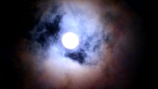 满月在夜空中回到柔软黑暗的云层视频的预览图