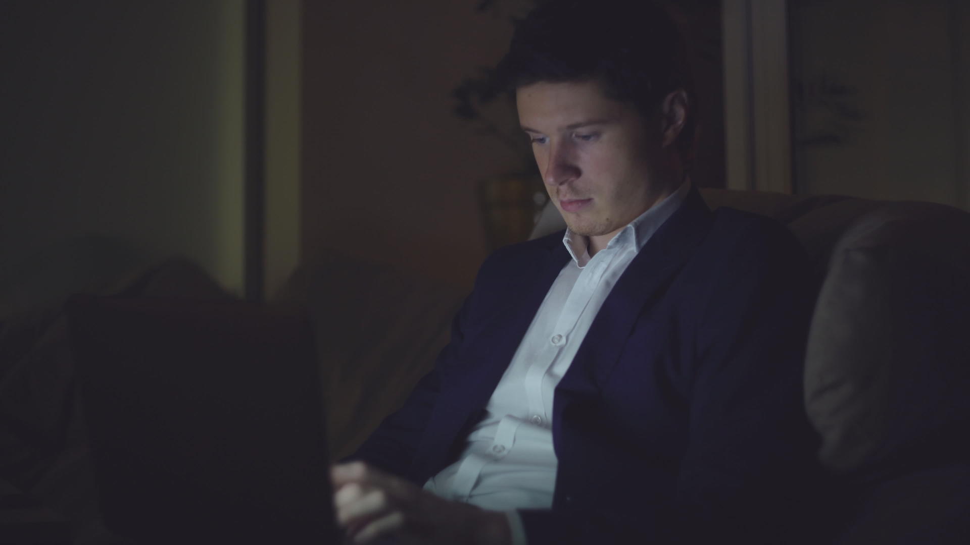 男人晚上用笔记本电脑的肖像视频的预览图