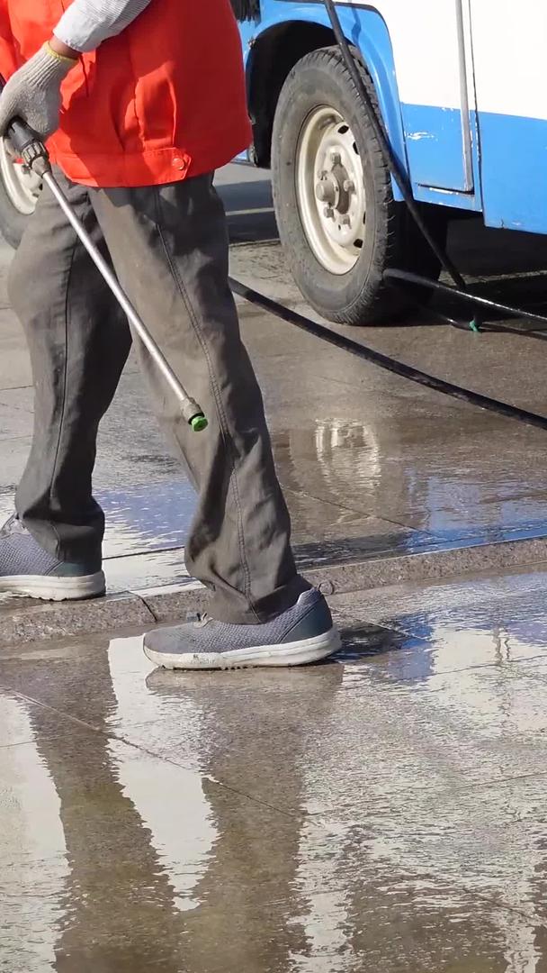 城市环卫工人清洁洗地劳动素材视频的预览图