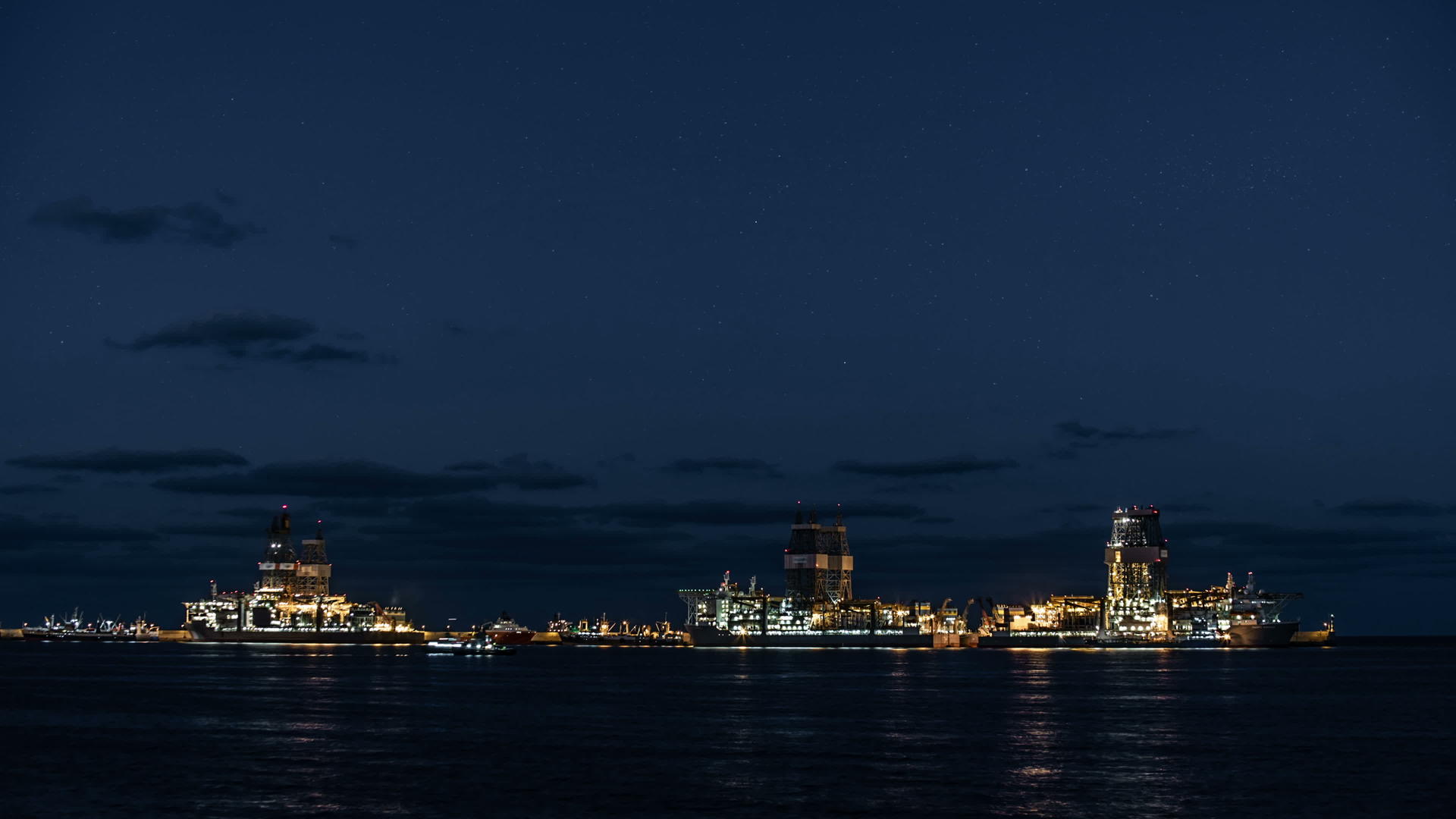 黄昏时分沿海石油钻机失效视频的预览图