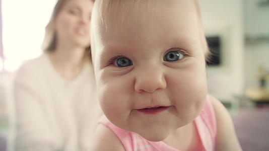 可爱的婴儿脸看着镜头快乐的儿童肖像探索世界视频的预览图