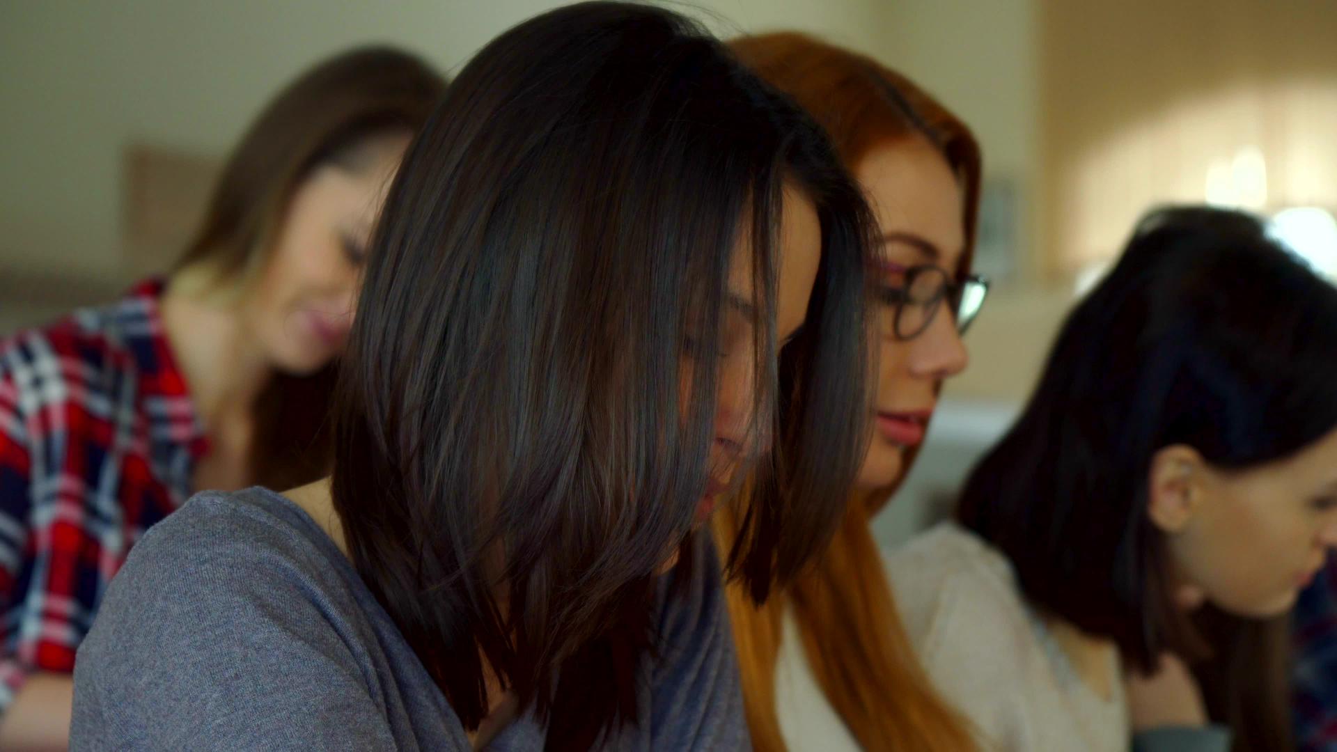 女学生在课堂上摸头发视频的预览图