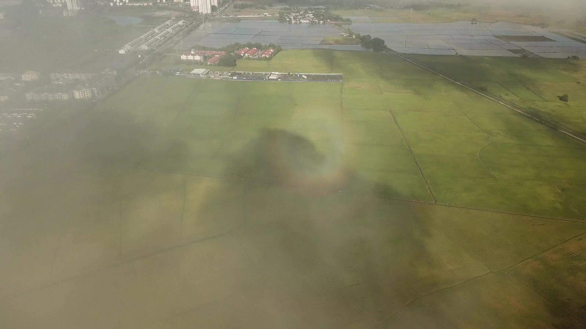 在稻田上方的云里视频的预览图