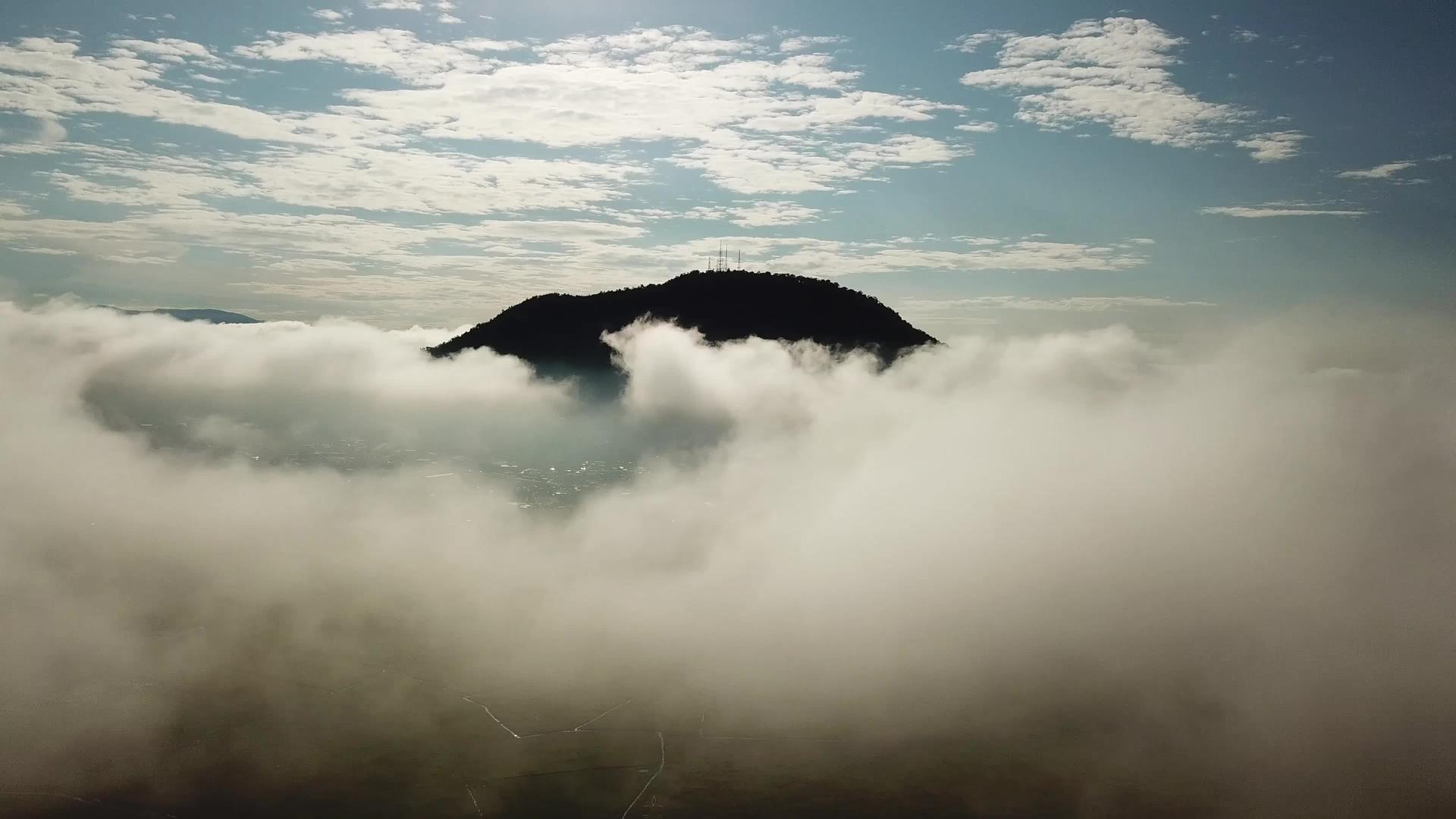 飞越白云直飞山脚下的城镇视频的预览图