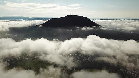 白云和雾景视频的预览图