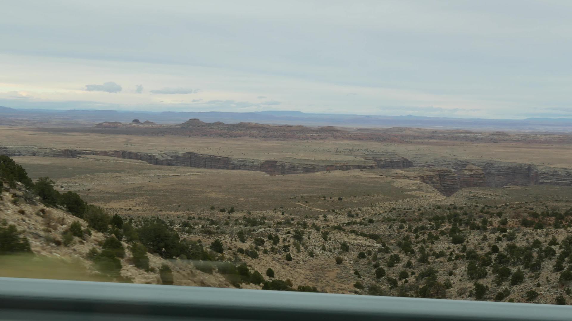 沿着美国亚利桑那州大峡谷的公路旅行沿着南开车视频的预览图