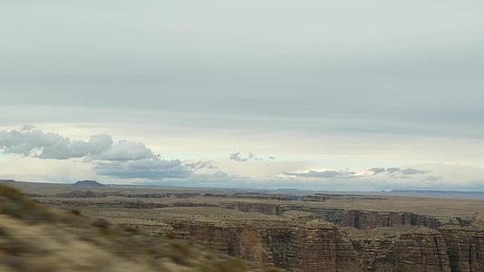 沿着美国亚利桑那州大峡谷的公路旅行沿着南开车视频的预览图