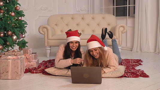 两个快乐的女人在家享受圣诞节视频的预览图