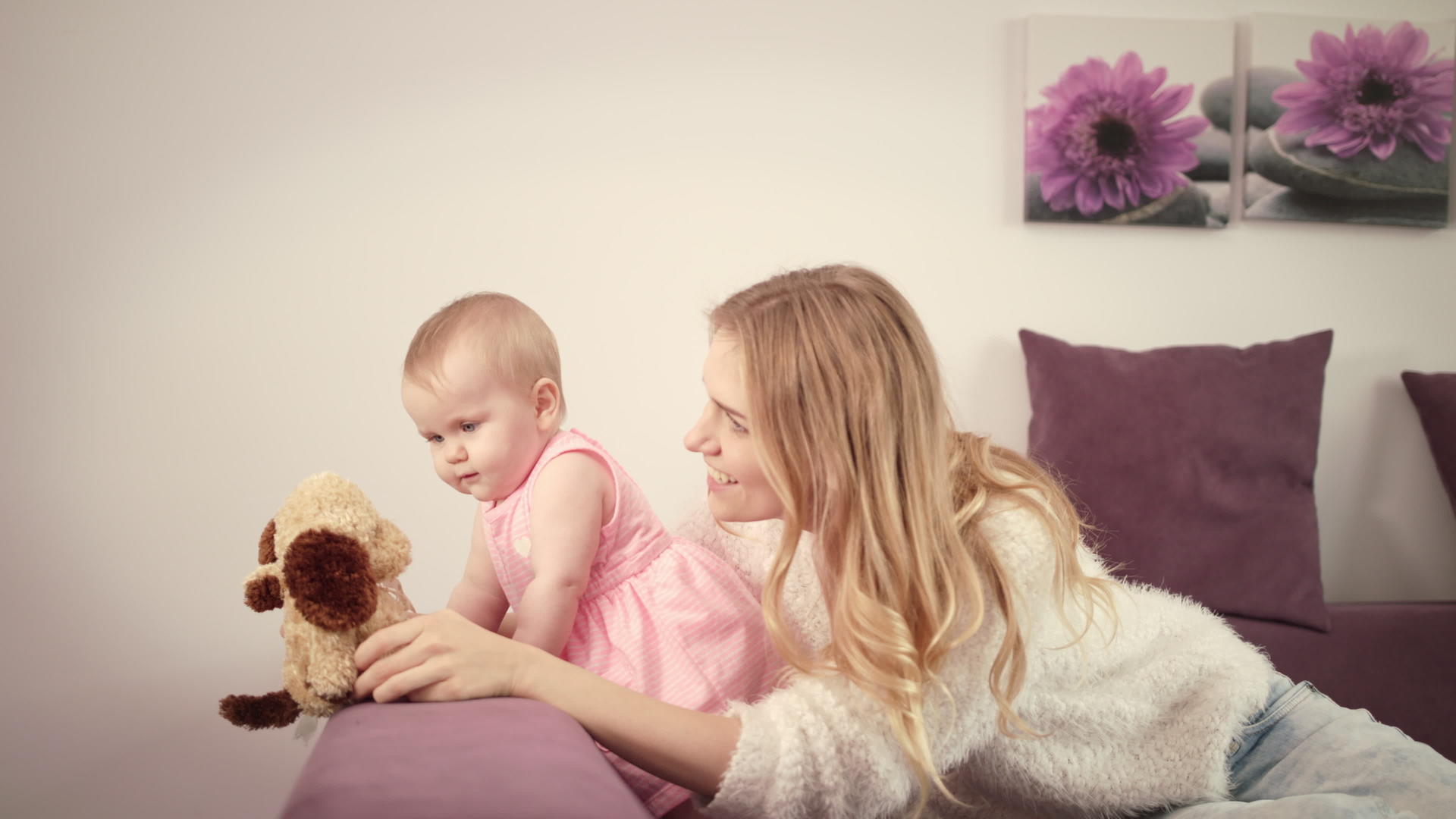 母亲和婴儿在床上玩漂亮的婴儿和玩具视频的预览图