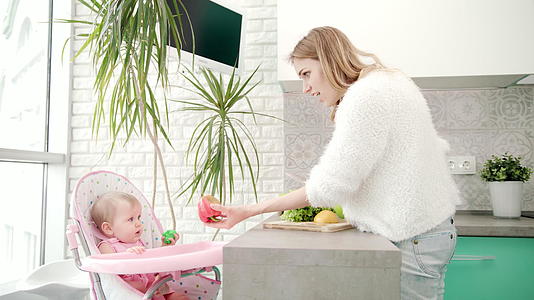 美女和婴儿一起做健康饮食视频的预览图
