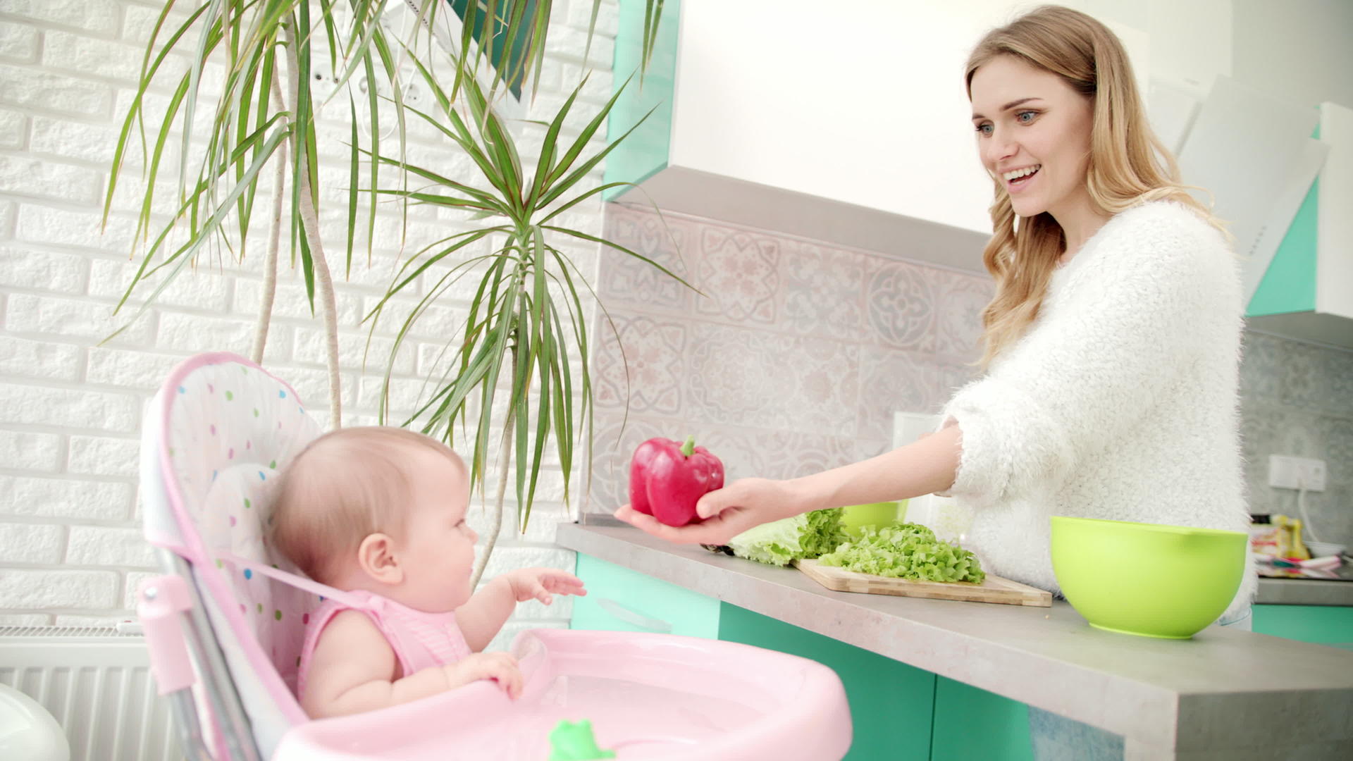 女性烹饪蔬菜的健康婴儿食品视频的预览图