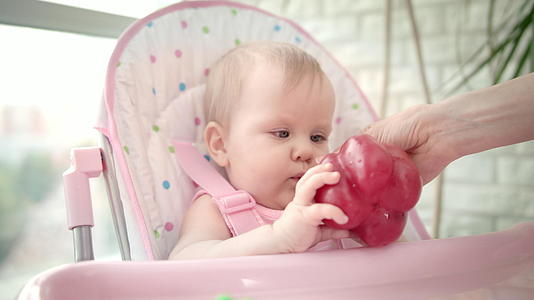 婴儿在椅子上咬着红胡椒婴儿蔬菜饮食儿童健康营养视频的预览图