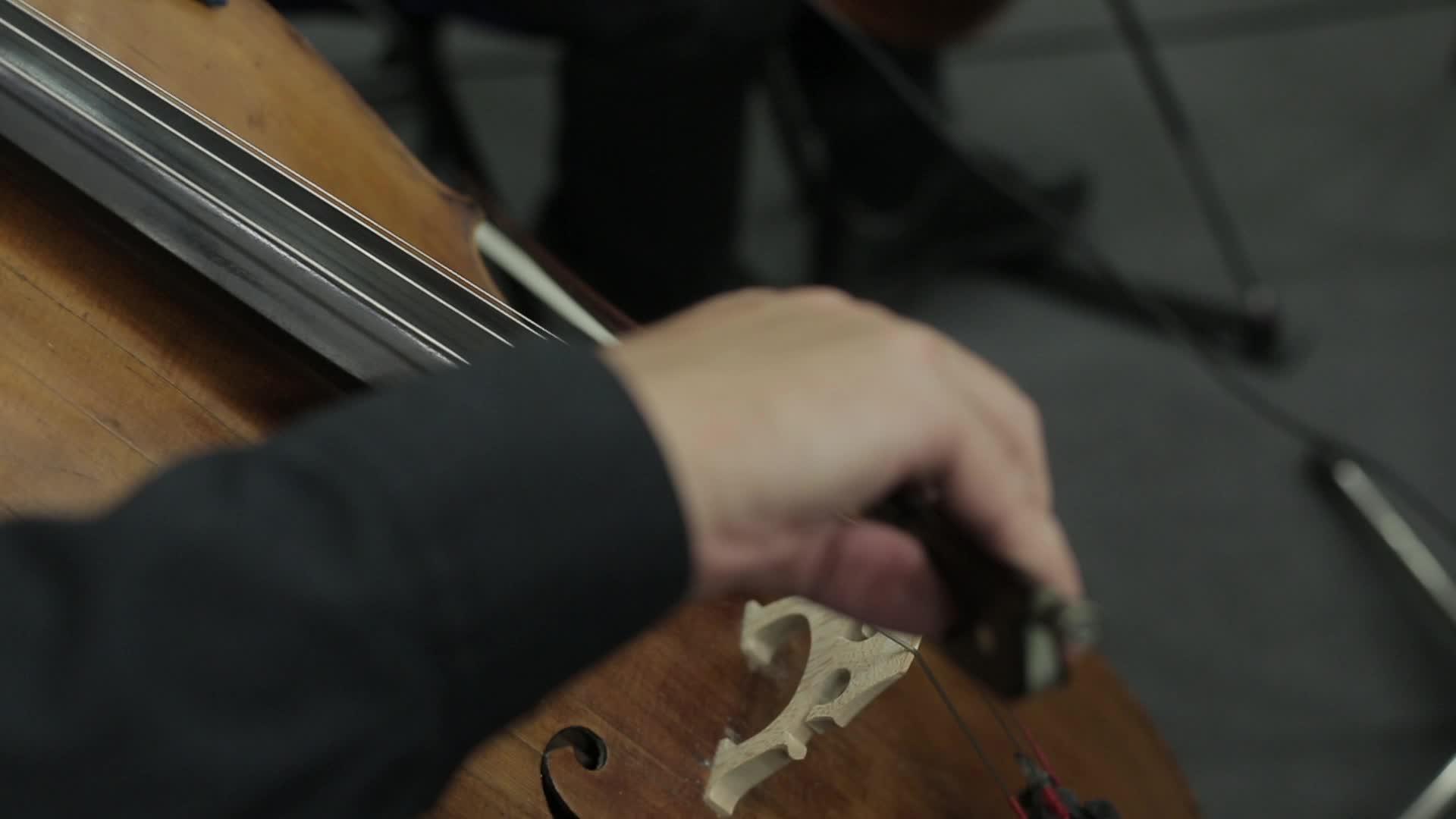 大提琴手用大提琴演奏古典音乐视频的预览图