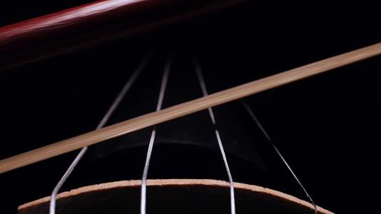 关闭小提琴弦上的弓首运动视频的预览图
