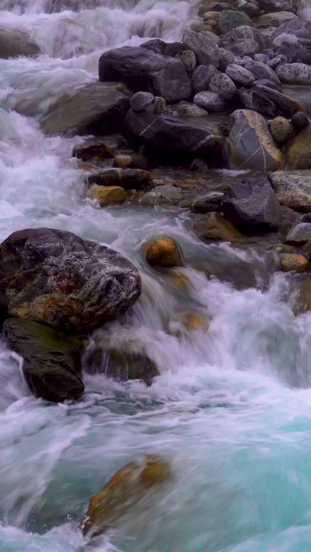 海螺沟红石滩湍急的水流视频素材视频的预览图