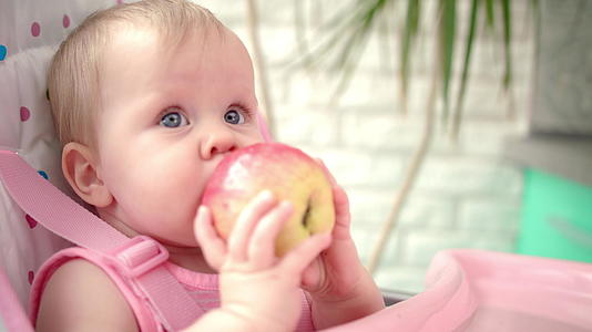 可爱的宝宝吃苹果健康营养美味的宝宝咬苹果视频的预览图