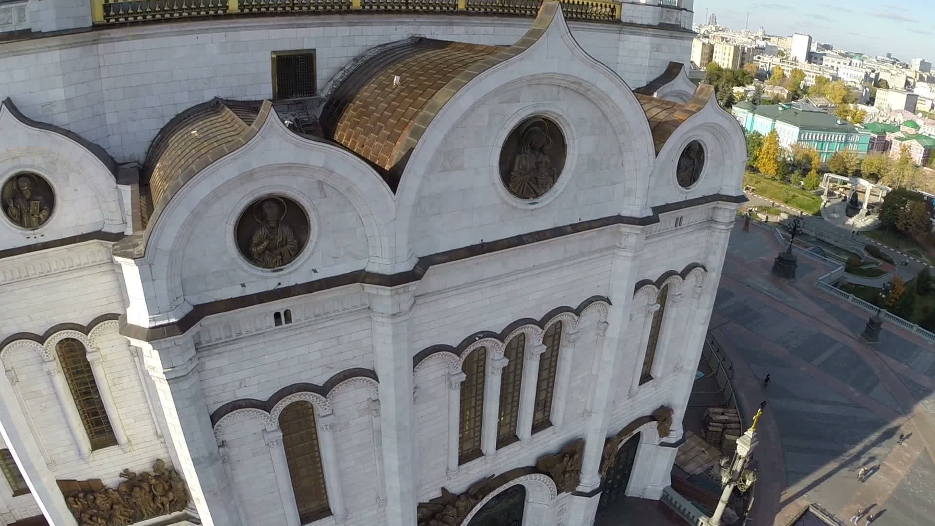 在城市莫斯科乌鲁西亚的背景下观察基督教大教堂的空气视频的预览图