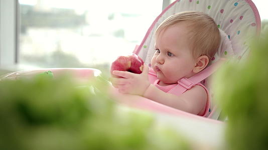 宝宝吃苹果、早餐、新鲜水果、健康饮食视频的预览图