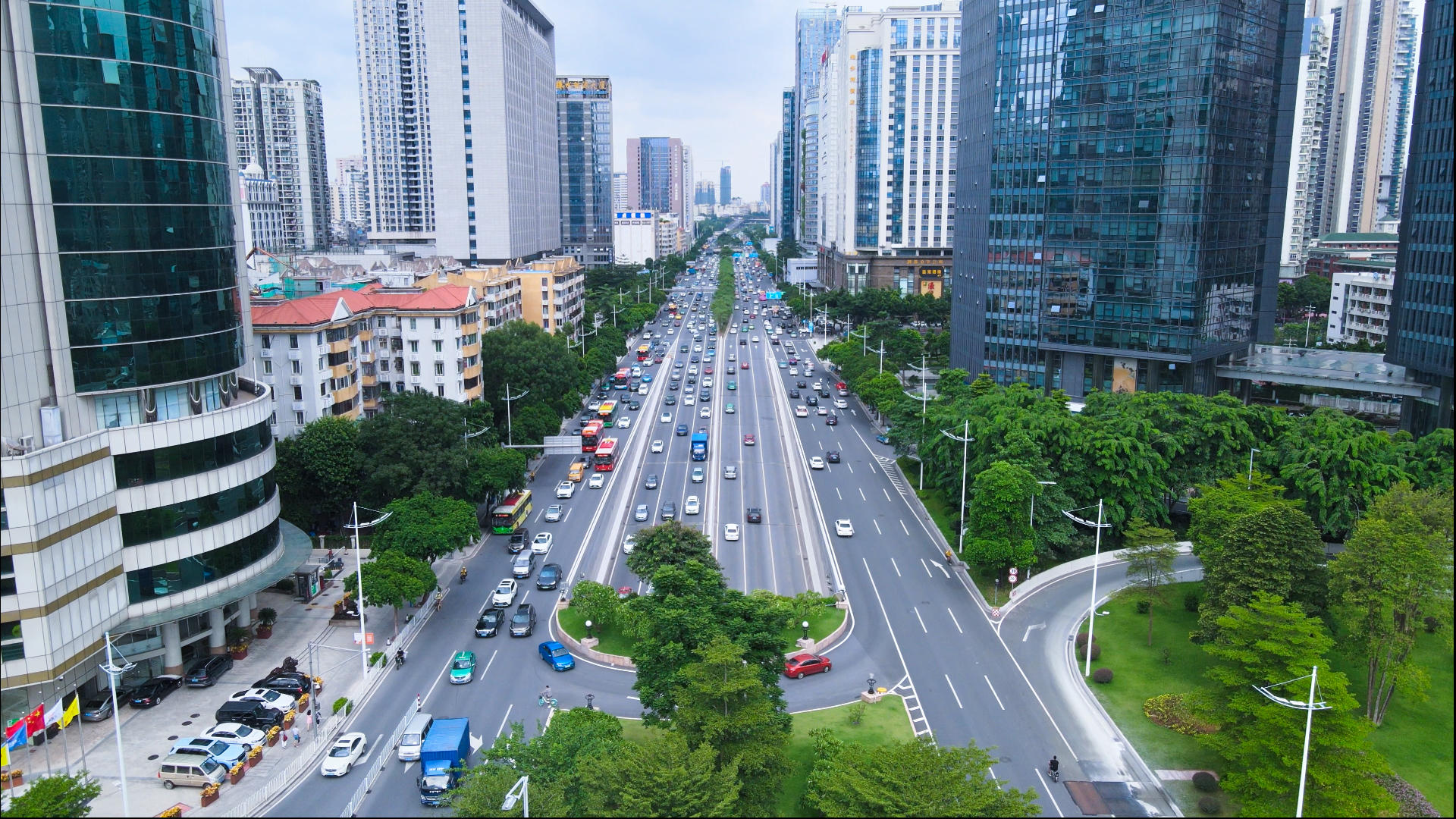 4k高清航拍广州黄埔大道城市交通视频的预览图