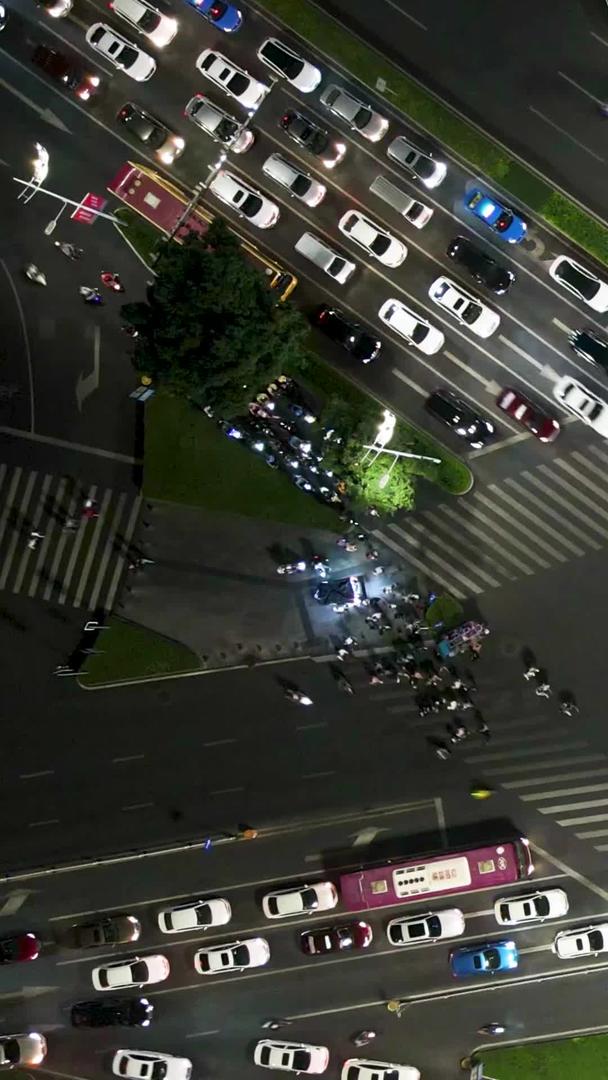 俯拍城市夜景十字路口车流人流人流视频的预览图