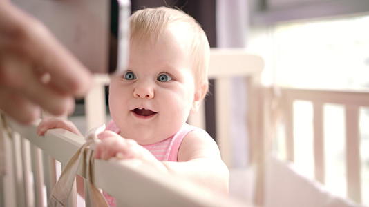 小宝宝看手机笑孩子的智能手机视频的预览图