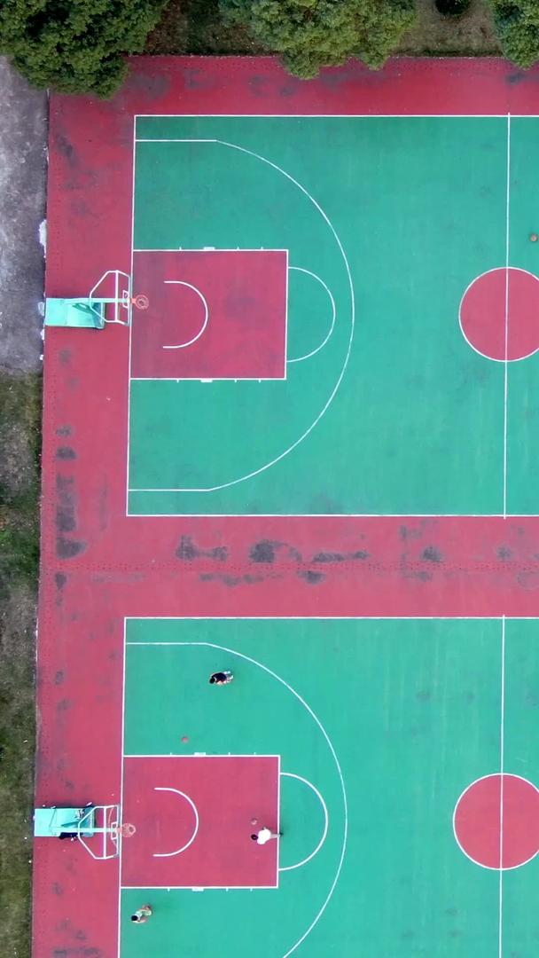 校园球场的航拍打篮球视频的预览图