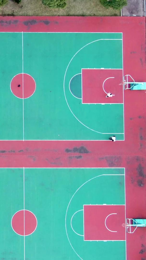 校园球场的航拍打篮球视频的预览图