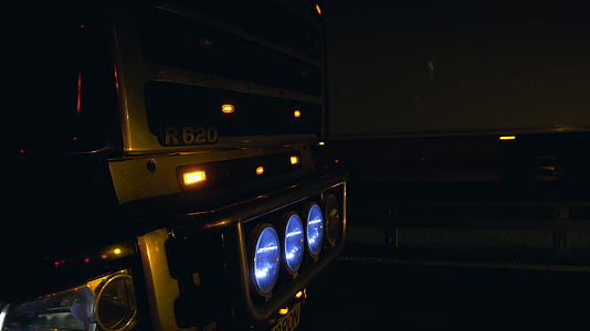 卡车车头灯视频的预览图