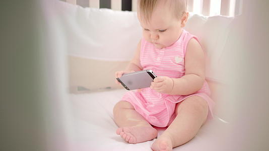 婴儿在手机上看卡通婴儿视频的预览图