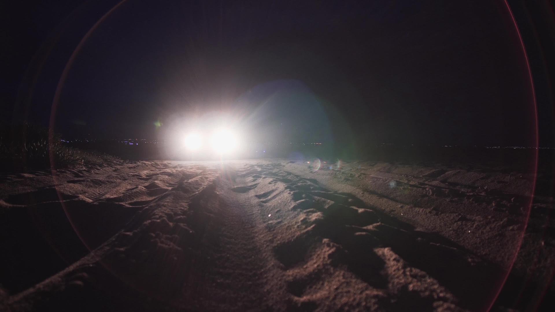 晚上关掉海滩上的前灯视频的预览图