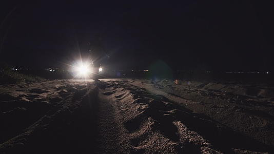 在海滩的灯光下日夜从追赶者手中逃跑视频的预览图