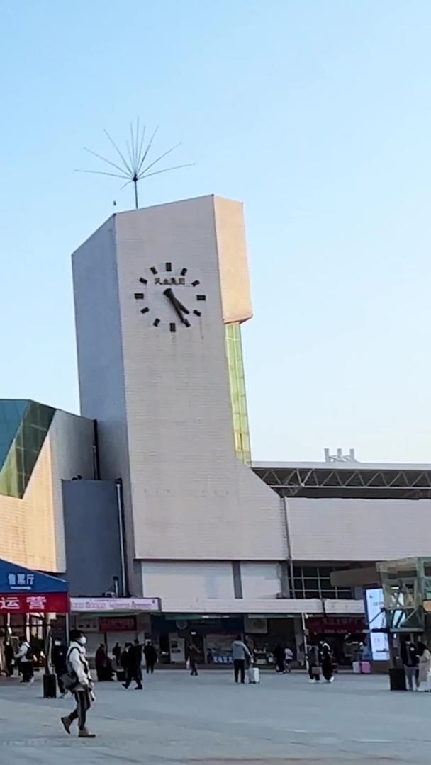 城市交通街景九江站火车站游客行人素材视频的预览图