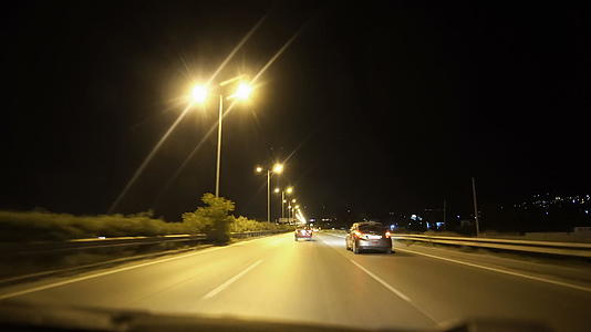 夜间在现代高速公路上行驶视频的预览图