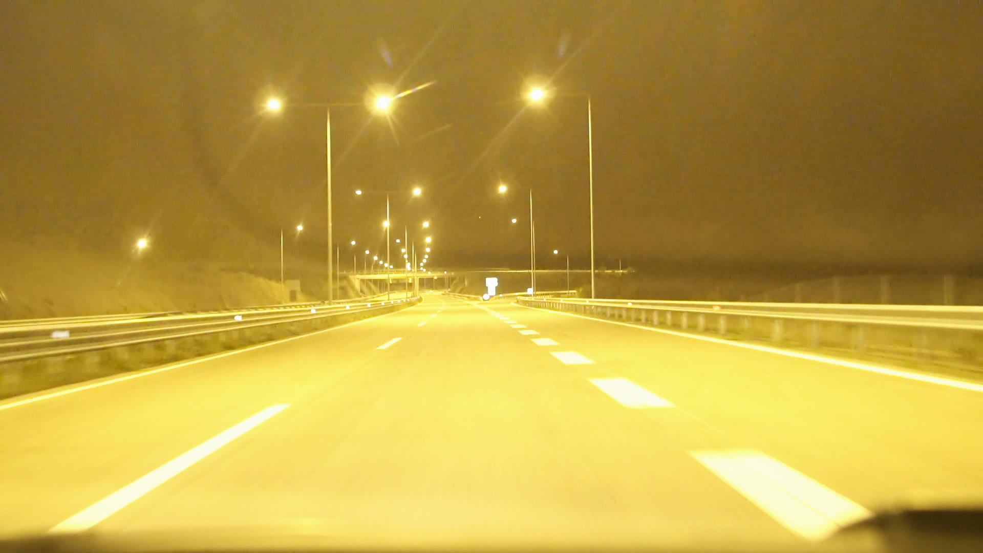 雅典人在高速公路上行驶视频的预览图