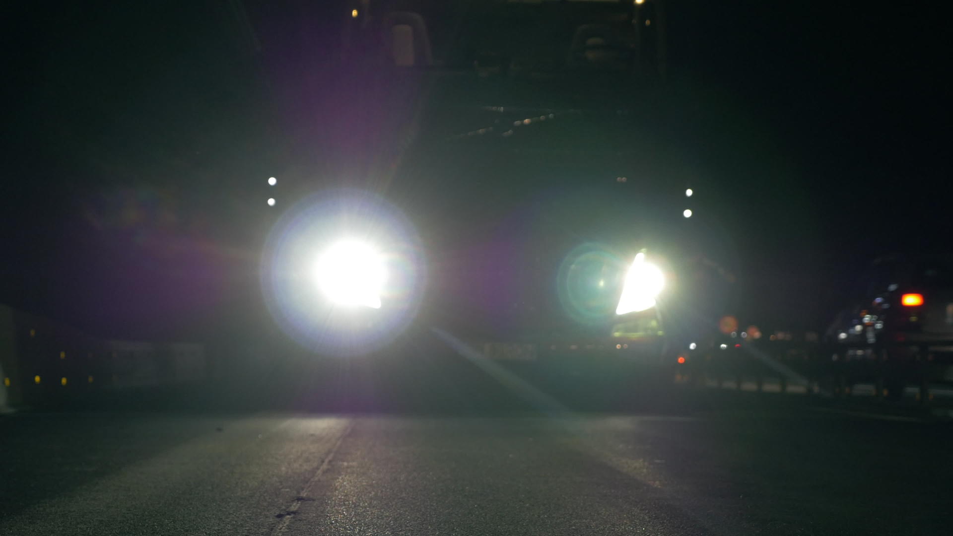 高速公路上的闪光灯视频的预览图