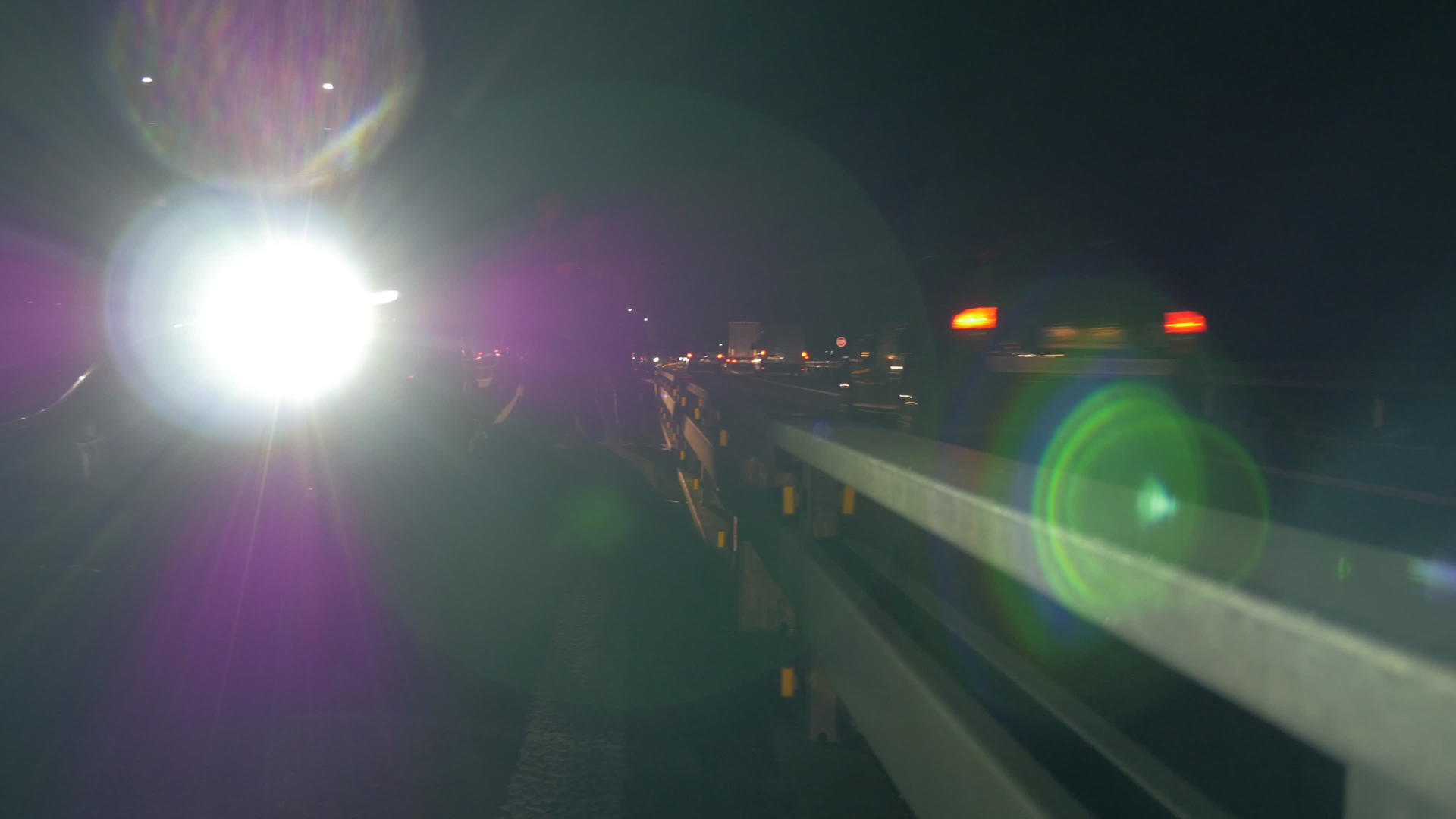 车道上堵塞的前灯和行车车辆视频的预览图